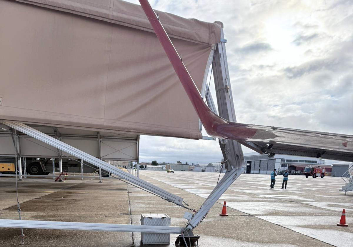 El avión Badajoz-Madrid impacta contra un hangar en el aeropuerto